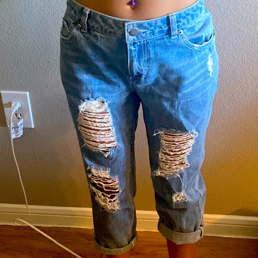 (LIKE NEW) Women’s Distressed Light Blue Jeans